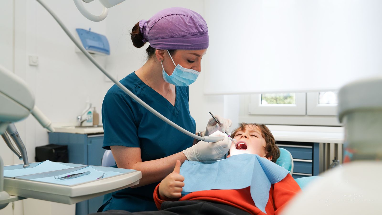 Bambino durante una visita odontoiatrica